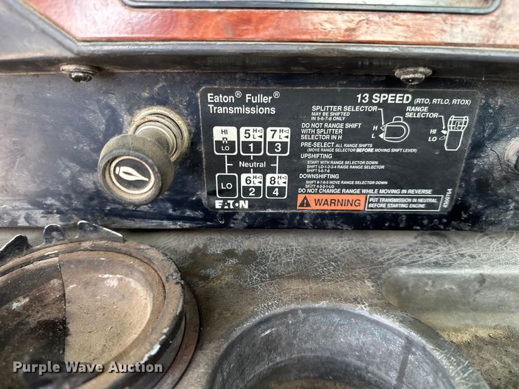 image for item EE3990 1996 International 9200 semi truck