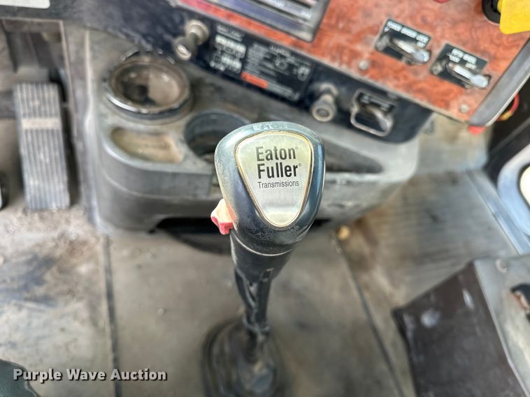 image for item EE3990 1996 International 9200 semi truck