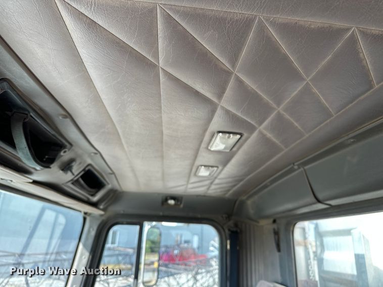 image for item EE3990 1996 International 9200 semi truck