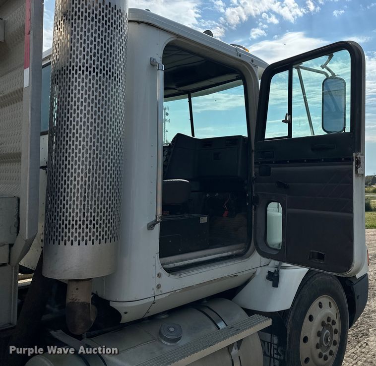 image for item EE3990 1996 International 9200 semi truck