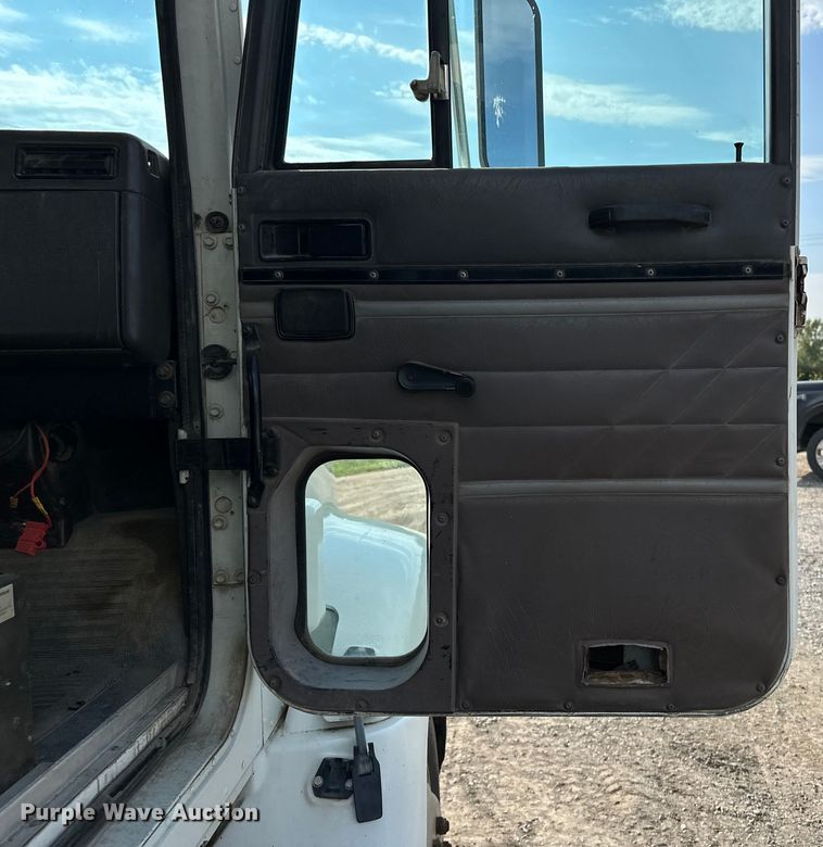 image for item EE3990 1996 International 9200 semi truck