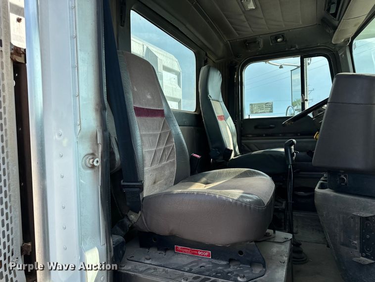 image for item EE3990 1996 International 9200 semi truck