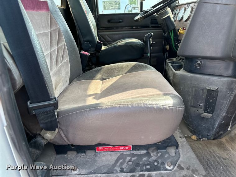 image for item EE3990 1996 International 9200 semi truck