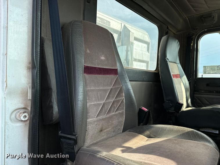 image for item EE3990 1996 International 9200 semi truck