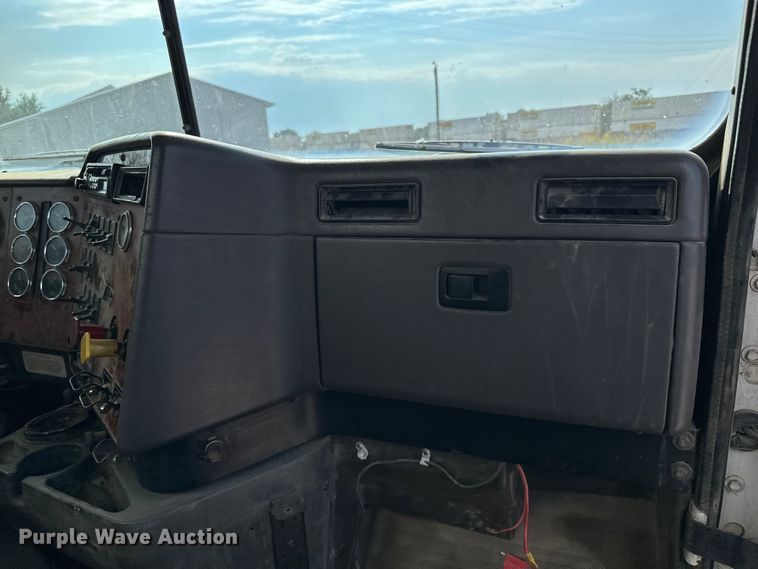 image for item EE3990 1996 International 9200 semi truck