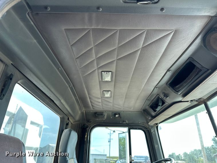 image for item EE3990 1996 International 9200 semi truck