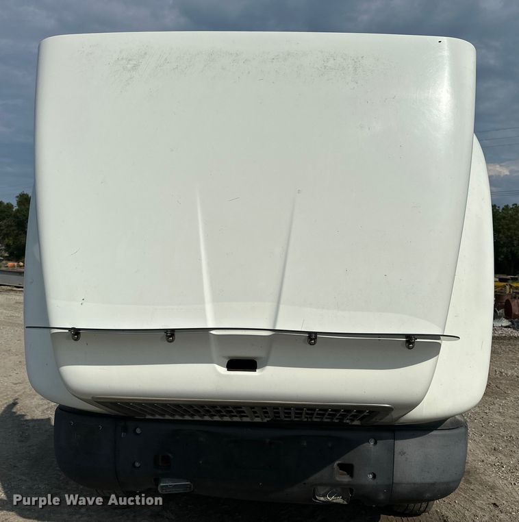 image for item EE3990 1996 International 9200 semi truck