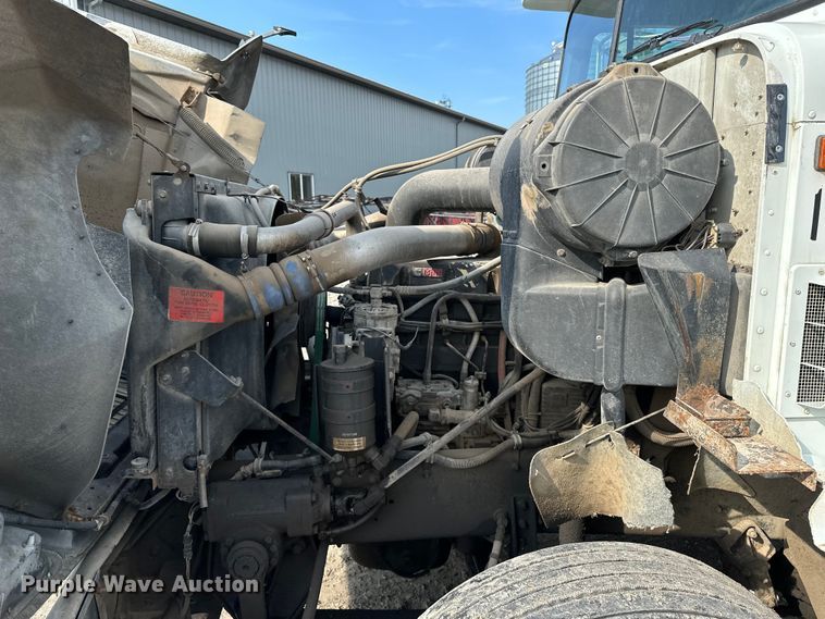 image for item EE3990 1996 International 9200 semi truck