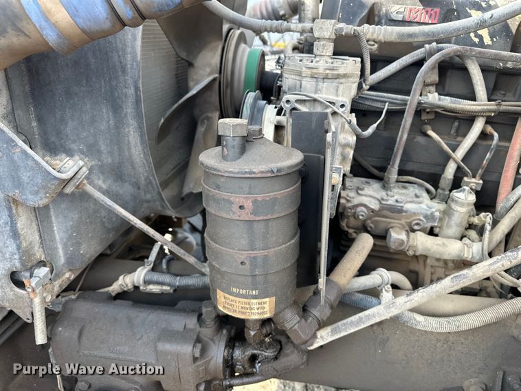 image for item EE3990 1996 International 9200 semi truck