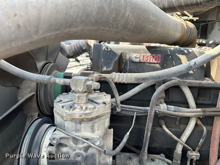 image for item EE3990 1996 International 9200 semi truck