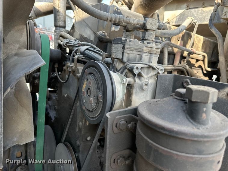 image for item EE3990 1996 International 9200 semi truck