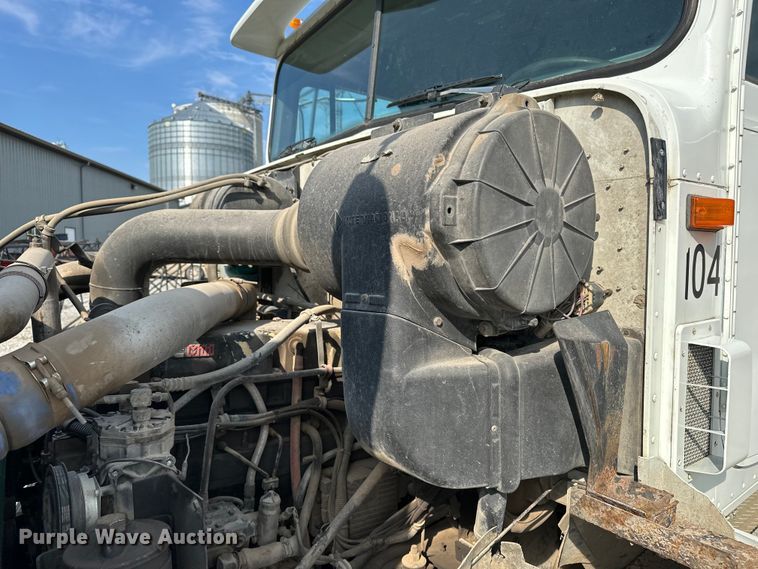 image for item EE3990 1996 International 9200 semi truck