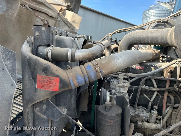 image for item EE3990 1996 International 9200 semi truck