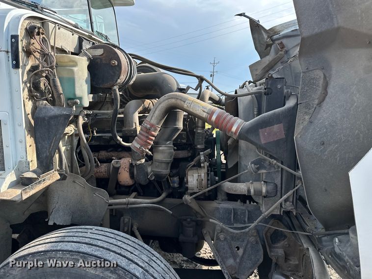 image for item EE3990 1996 International 9200 semi truck