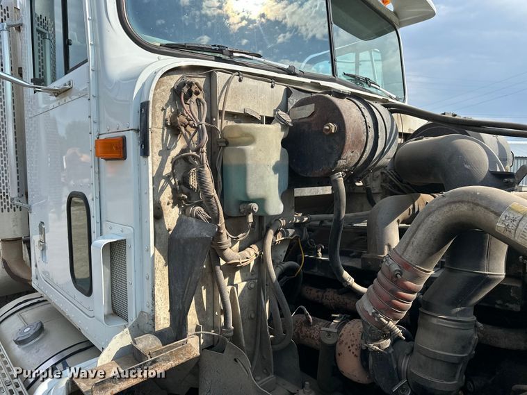 image for item EE3990 1996 International 9200 semi truck