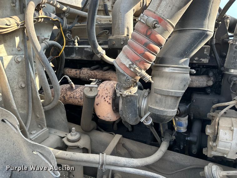 image for item EE3990 1996 International 9200 semi truck