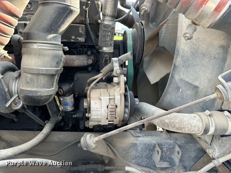 image for item EE3990 1996 International 9200 semi truck