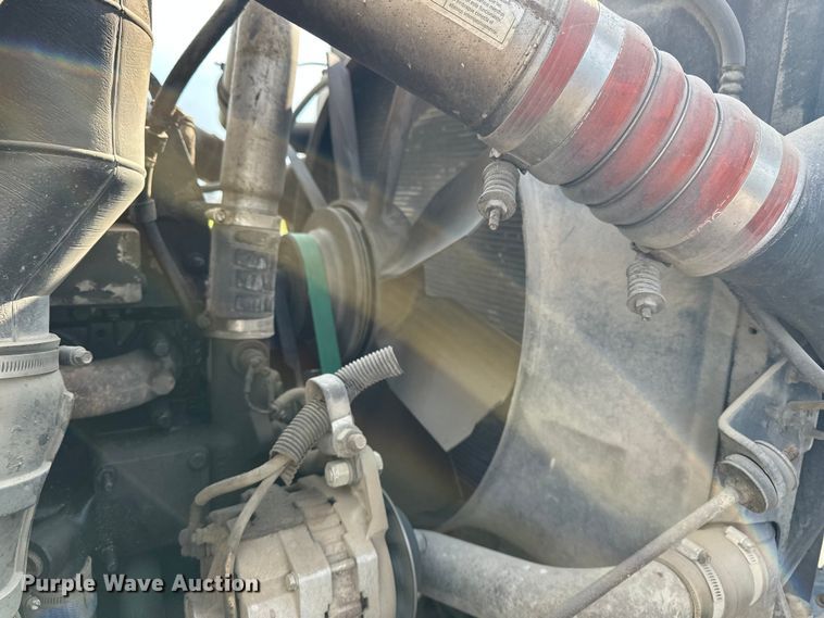 image for item EE3990 1996 International 9200 semi truck