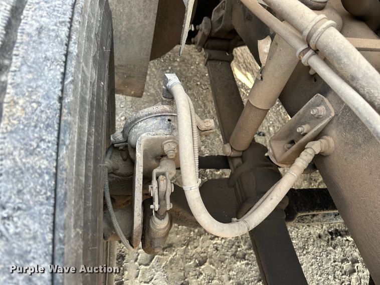 image for item EE3990 1996 International 9200 semi truck