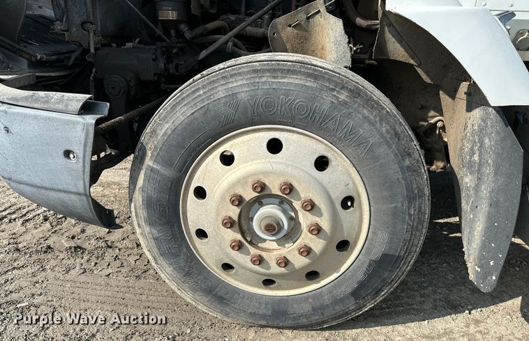 image for item EE3990 1996 International 9200 semi truck