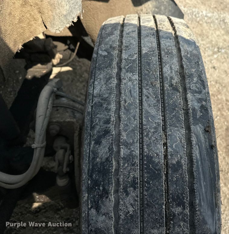 image for item EE3990 1996 International 9200 semi truck