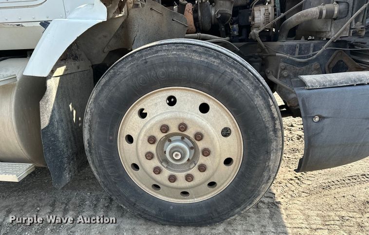 image for item EE3990 1996 International 9200 semi truck