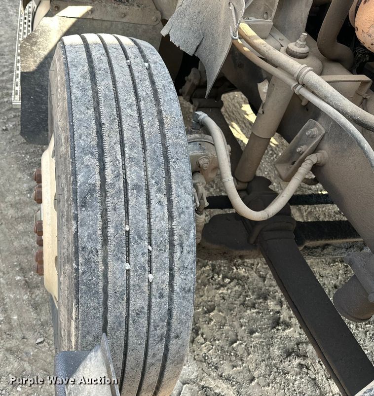 image for item EE3990 1996 International 9200 semi truck