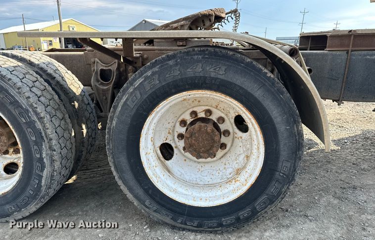 image for item EE3990 1996 International 9200 semi truck