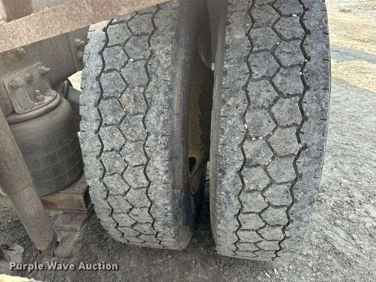 image for item EE3990 1996 International 9200 semi truck