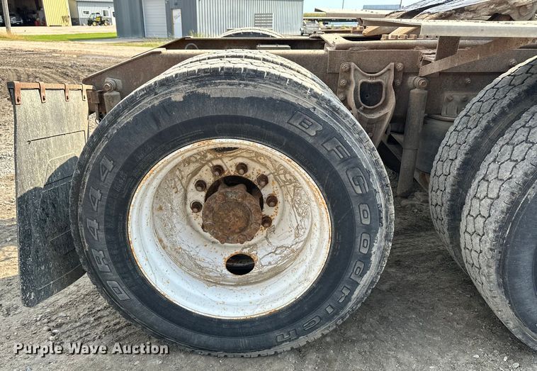 image for item EE3990 1996 International 9200 semi truck