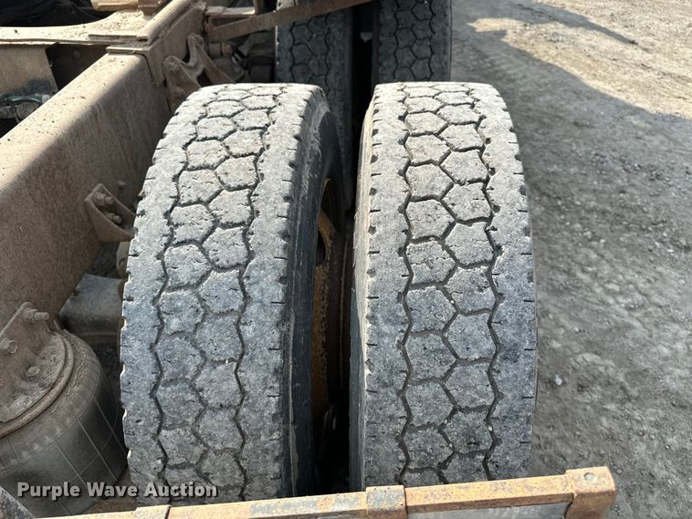 image for item EE3990 1996 International 9200 semi truck