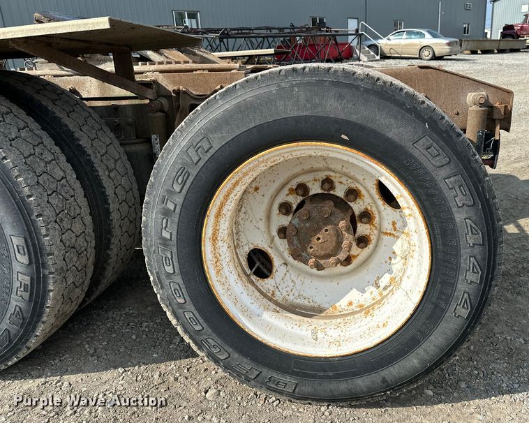 image for item EE3990 1996 International 9200 semi truck