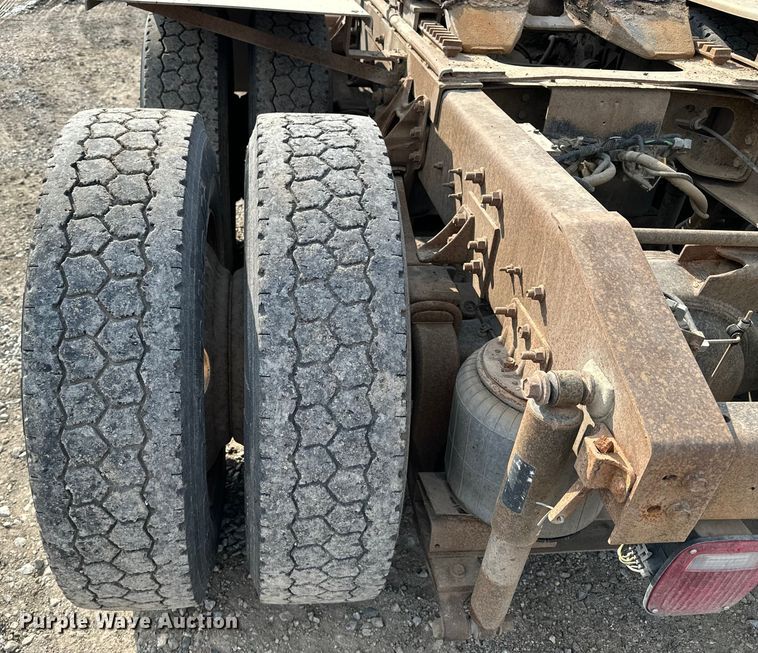 image for item EE3990 1996 International 9200 semi truck