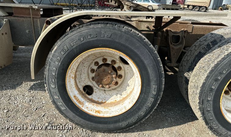 image for item EE3990 1996 International 9200 semi truck