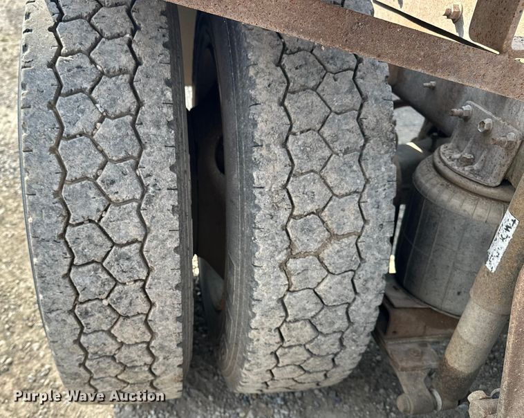 image for item EE3990 1996 International 9200 semi truck