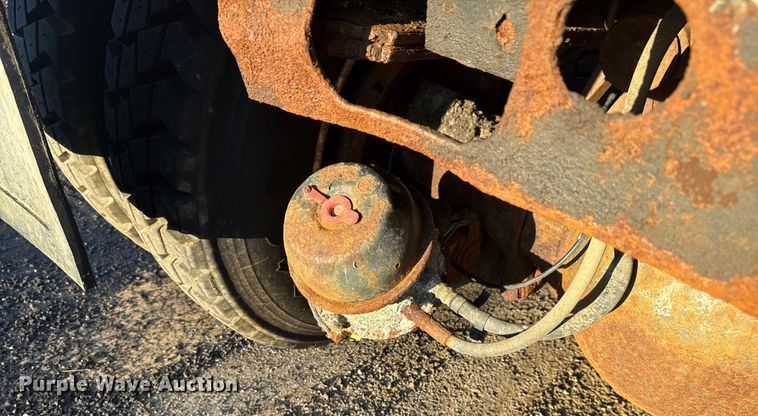 image for item EG8187 2014 International 7400 dump truck