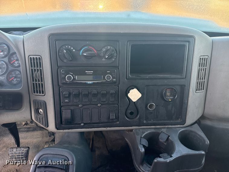 image for item EG8187 2014 International 7400 dump truck