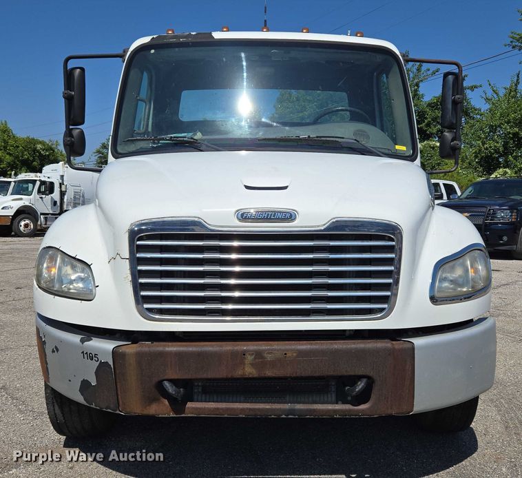 image for item EG8207 2011 Freightliner Business Class M2 truck cab and chassis