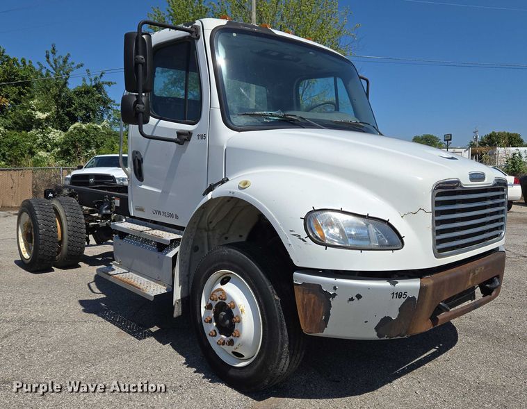 image for item EG8207 2011 Freightliner Business Class M2 truck cab and chassis