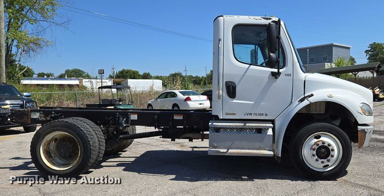 image for item EG8207 2011 Freightliner Business Class M2 truck cab and chassis