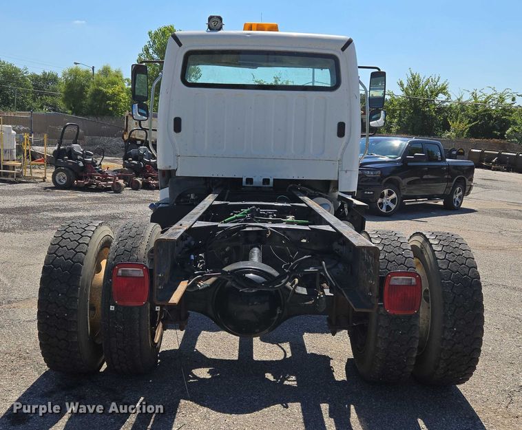 image for item EG8207 2011 Freightliner Business Class M2 truck cab and chassis