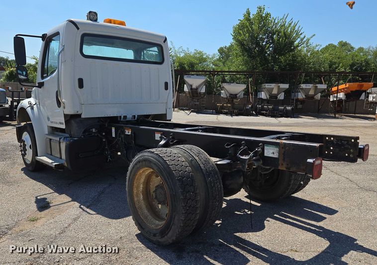 image for item EG8207 2011 Freightliner Business Class M2 truck cab and chassis