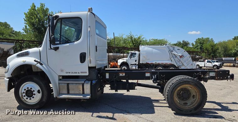 image for item EG8207 2011 Freightliner Business Class M2 truck cab and chassis