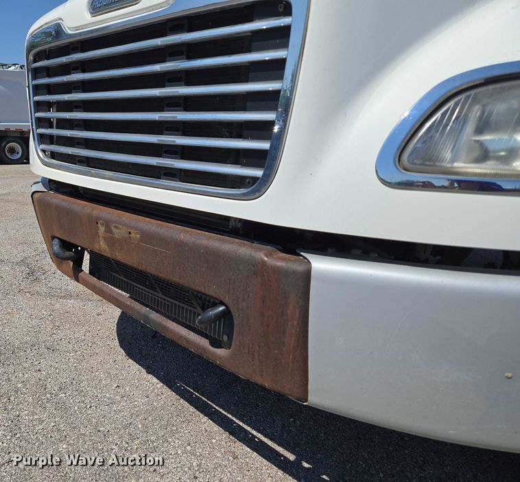 image for item EG8207 2011 Freightliner Business Class M2 truck cab and chassis