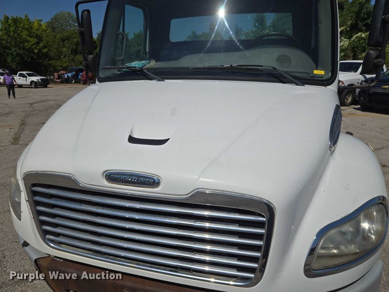 image for item EG8207 2011 Freightliner Business Class M2 truck cab and chassis