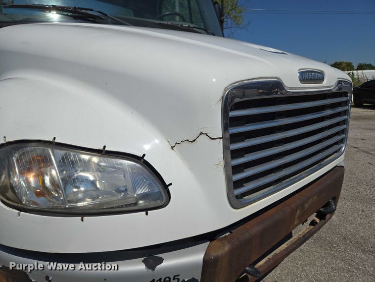 image for item EG8207 2011 Freightliner Business Class M2 truck cab and chassis