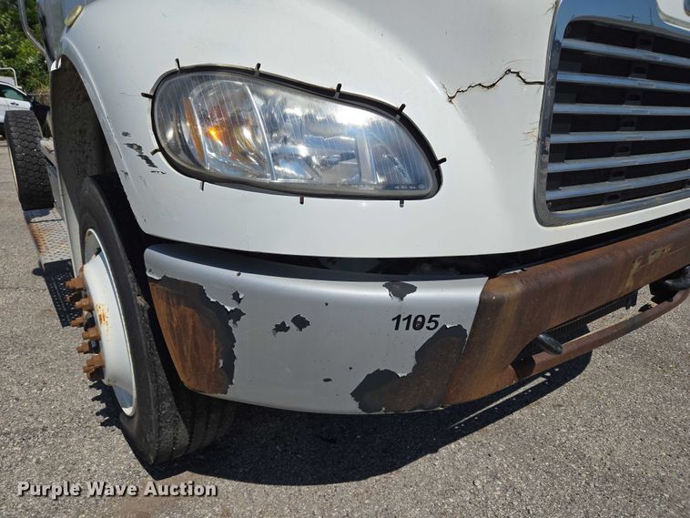 image for item EG8207 2011 Freightliner Business Class M2 truck cab and chassis