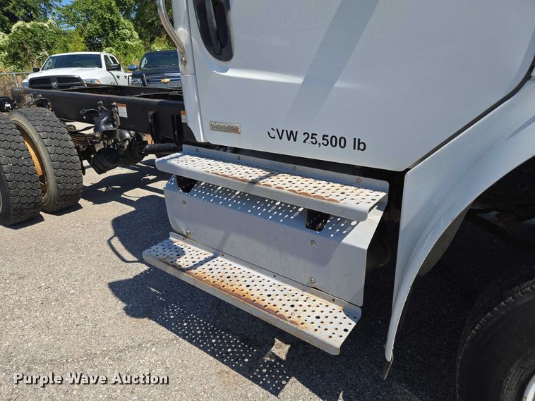 image for item EG8207 2011 Freightliner Business Class M2 truck cab and chassis