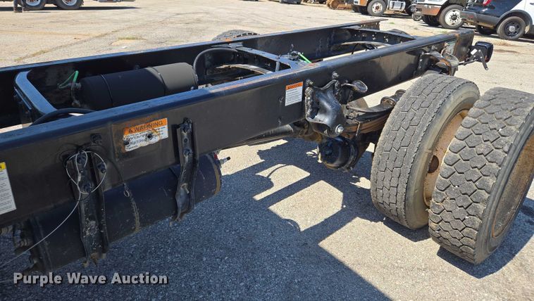 image for item EG8207 2011 Freightliner Business Class M2 truck cab and chassis