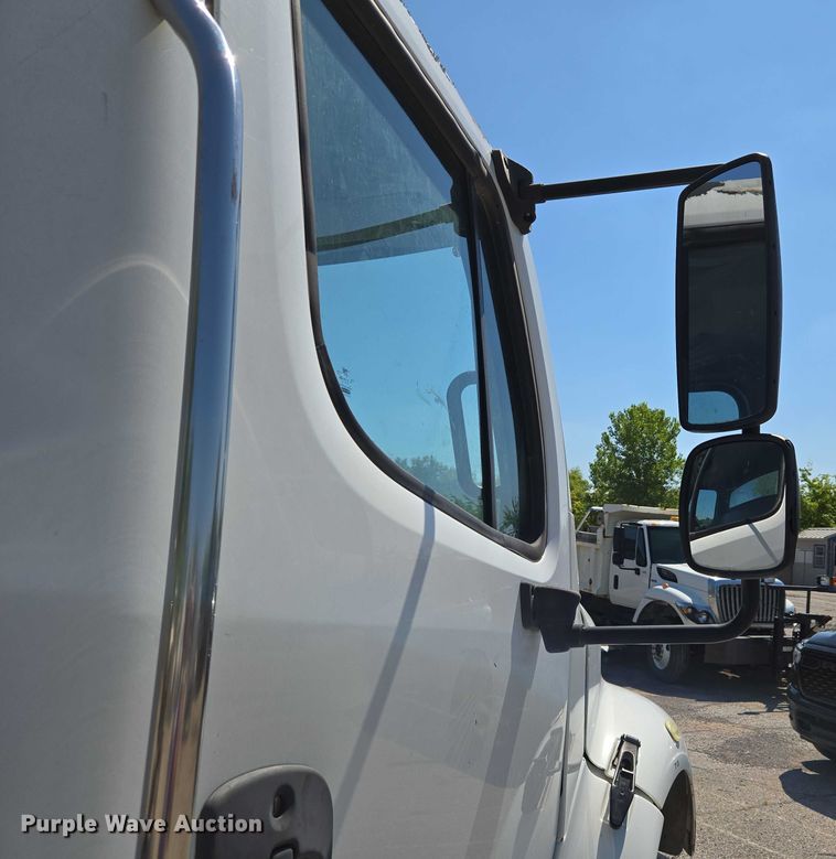 image for item EG8207 2011 Freightliner Business Class M2 truck cab and chassis